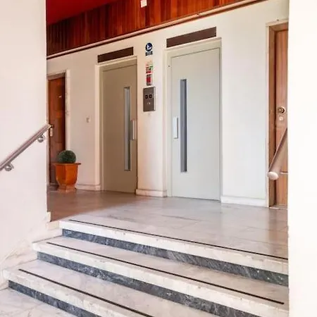 Elevated Elegance Mesmerizing Seaside Penthouse דירה