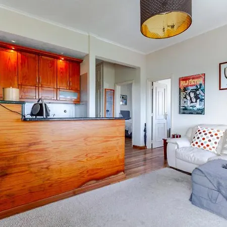 Elevated Elegance Mesmerizing Seaside Penthouse דירה
